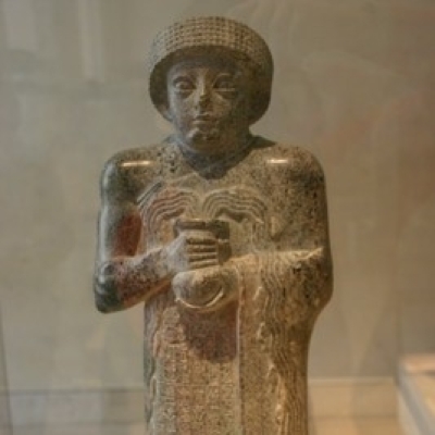 Statue de Gudea au vase jaillissant